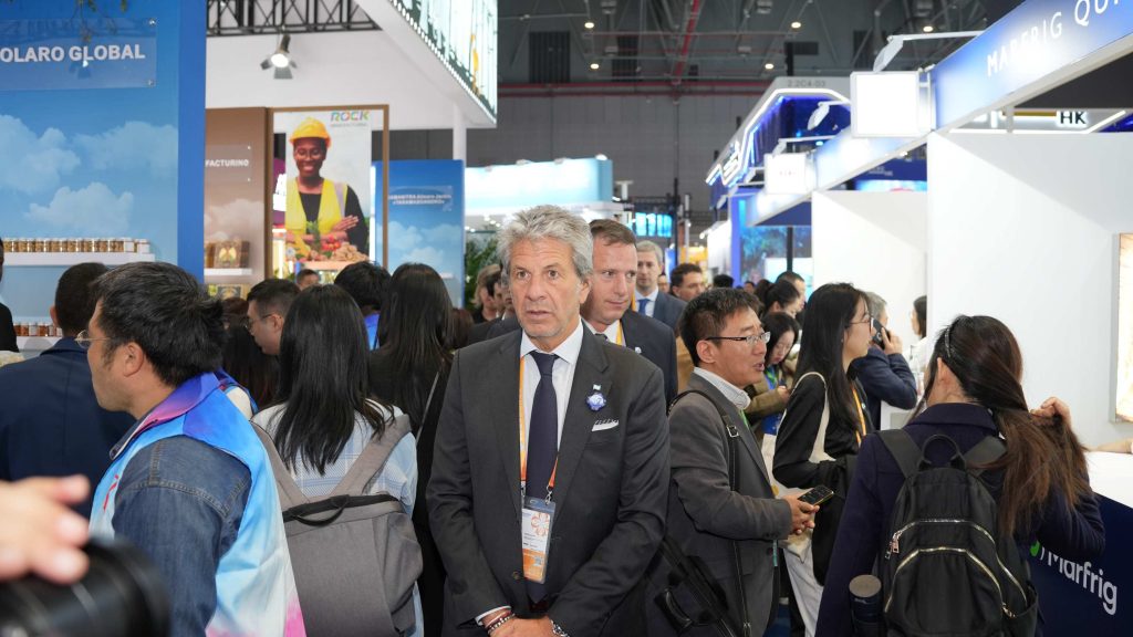 Delegado de Economía Juan Pazo visitó el stand del IPCVA en la CIIE de China DSC04487 1024x576