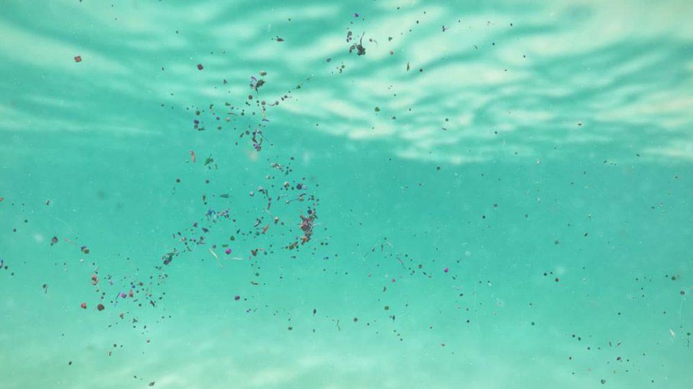 Los nanoplásticos en el agua potable podrían fortalecer bacterias peligrosas, según un estudio foto nanoplasticos en agua potable