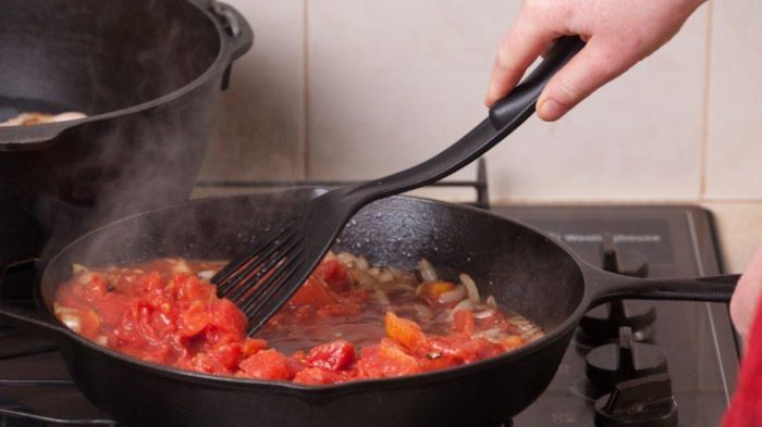 Científicos alertan por sustancias tóxicas en utensilios de plástico negro foto plastico negro en utensilios de cocina