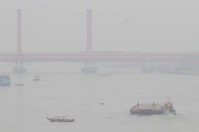 Más escuelas cierran en Indonesia por el empeoramiento de neblina causada por incendios forestales foto indonesia neblina