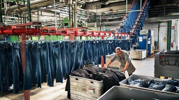Se usan casi3.800 litros de agua para fabricar unos vaqueros: así se actúa para reducir ese impacto foto uso de agua para producir jeans